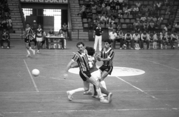 Arquivo:1987 - Internacional 0 x 0 Grêmio (futsal).foto1.png