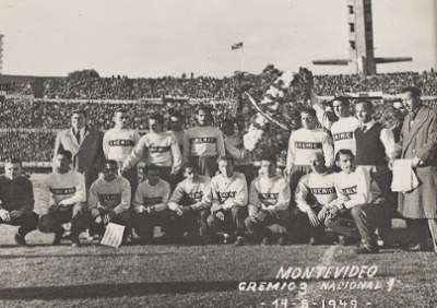 Nacional 1 x 3 Grêmio - Elenco do Grêmio em Montevidéu.jpg