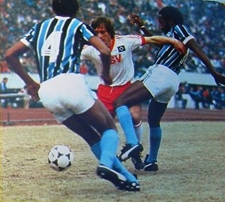 Arquivo:Disputa de bola Mundial.jpg