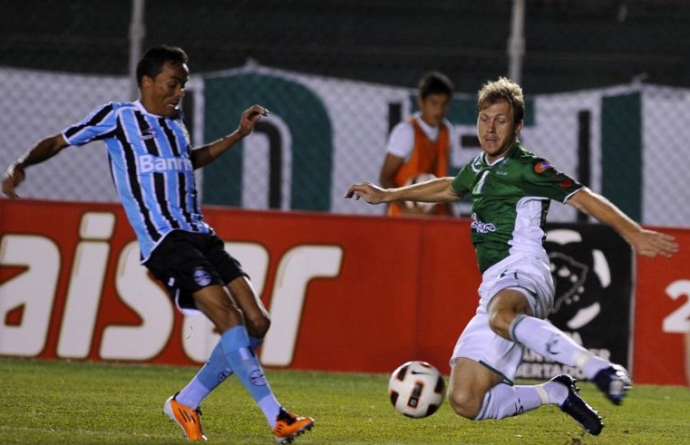 Arquivo:2011.04.14 - Oriente Petrolero 3 x 0 Grêmio.jpg