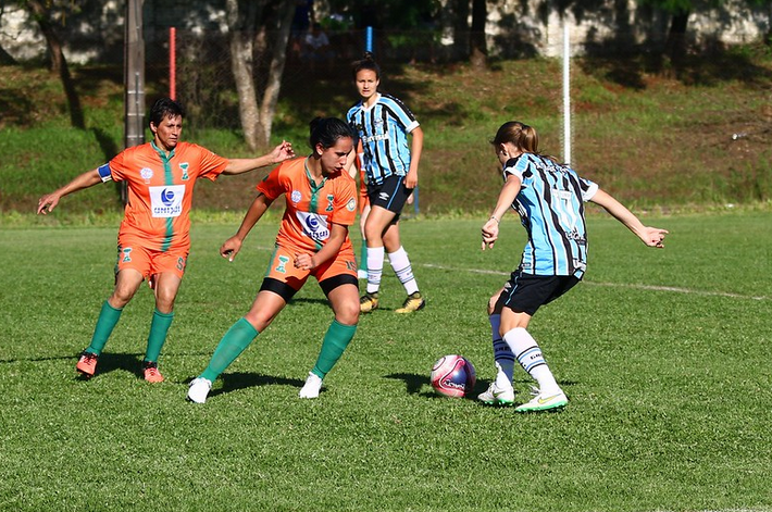 Arquivo:2018.10.21 - EC Ijuí (feminino) 0 x 6 Grêmio (feminino).3.png
