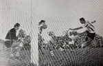 18.02.1957 - Amistoso - Veronese 0 x 2 Grêmio - Chute de Osvaldo.PNG