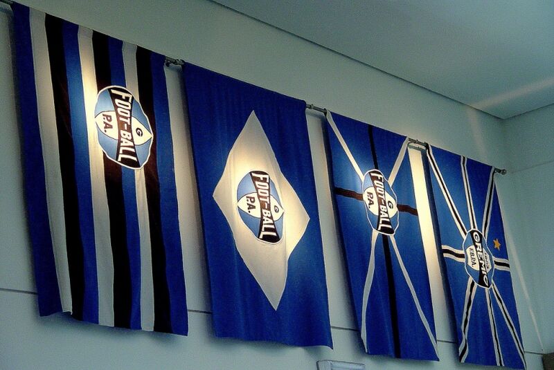 Arquivo:Bandeiras do Grêmio.jpg