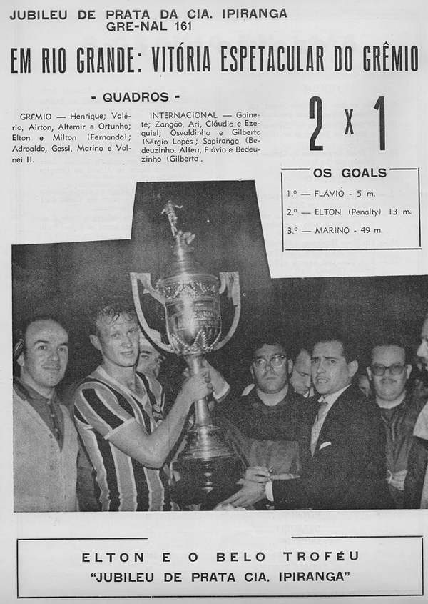 1962.09.07 - Amistoso - Grêmio 2 x 1 Internacional - Foto com Taça.PNG