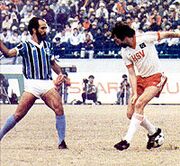 Mário Sérgio combatendo jogador alemão